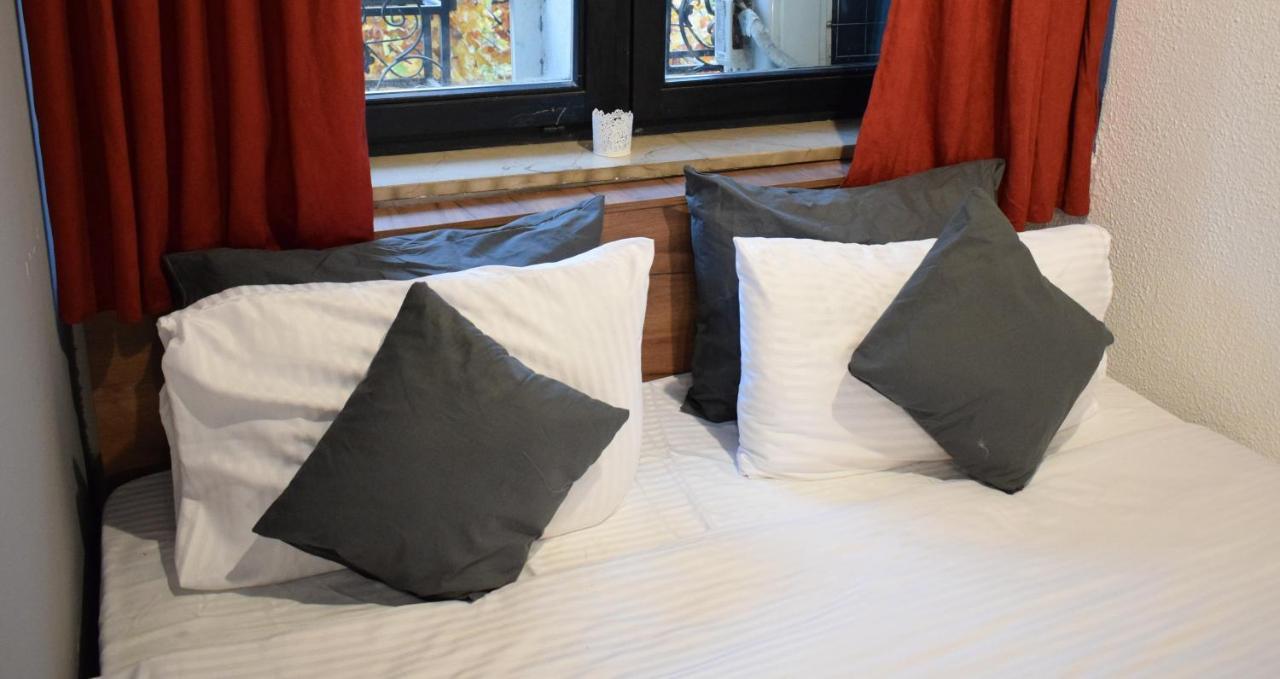 M - Square Private Rooms Skopje Esterno foto